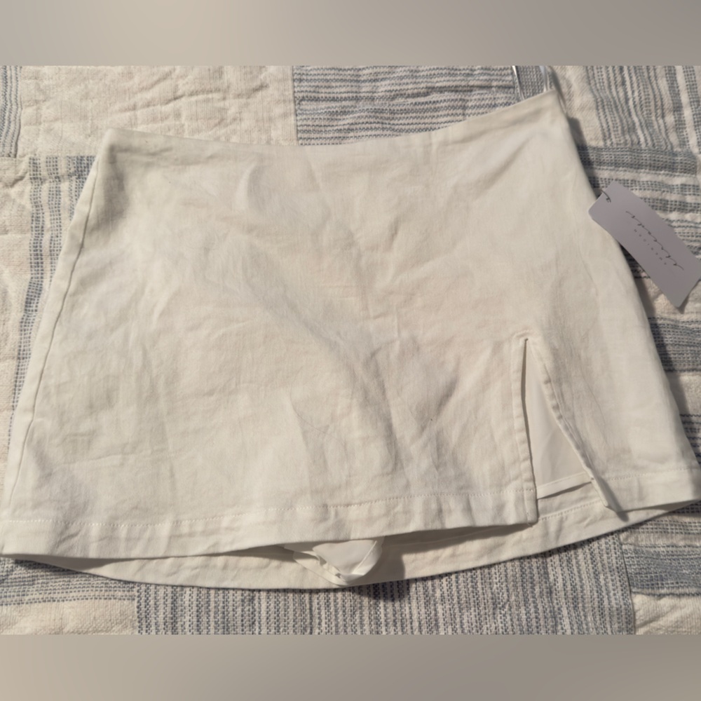 American Threads Mini Skirt with Built In shorts.  White. Medium. NWT.